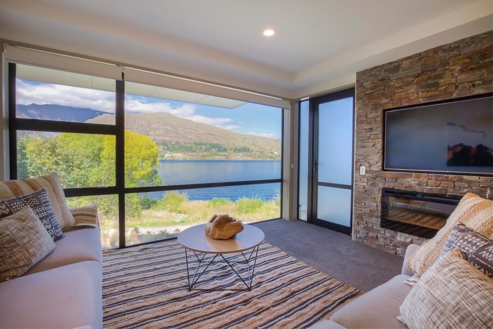 Lake View Villa - Queenstown Holiday Villa House in Queenstown