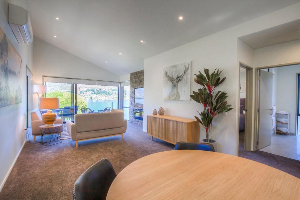 The Villa Lookout - Queenstown Holiday Villa House in Queenstown
