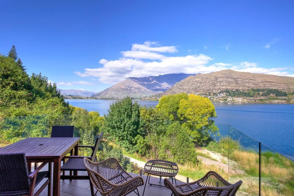 The Villa Lookout - Queenstown Holiday Villa House in Queenstown