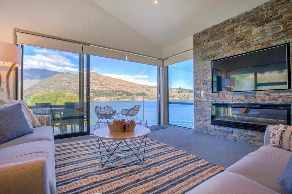 The Villa Lookout - Queenstown Holiday Villa House in Queenstown