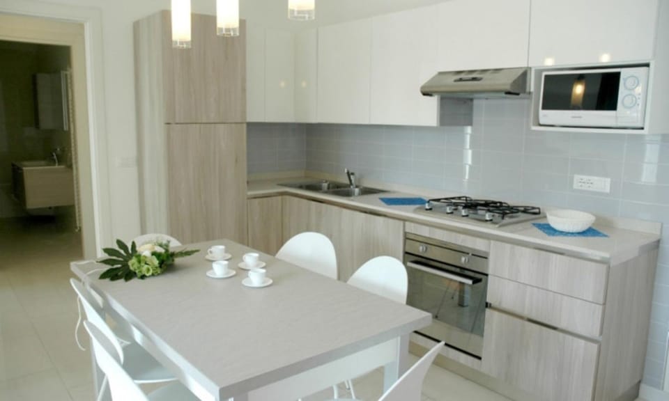 Dining area, kitchen