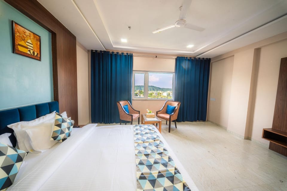 TV and multimedia, Living room, Photo of the whole room, Seating area, Bedroom, hair dresser