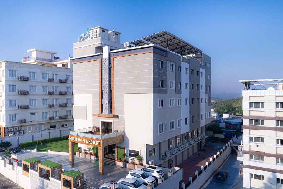 Property building, Neighbourhood, Street view, Location, Parking