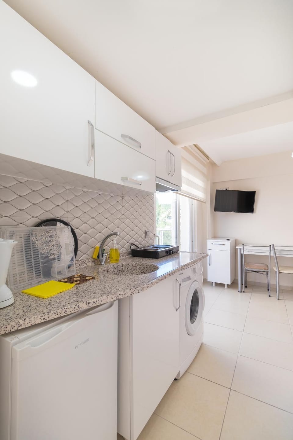 Kitchen or kitchenette, stove, washing machine