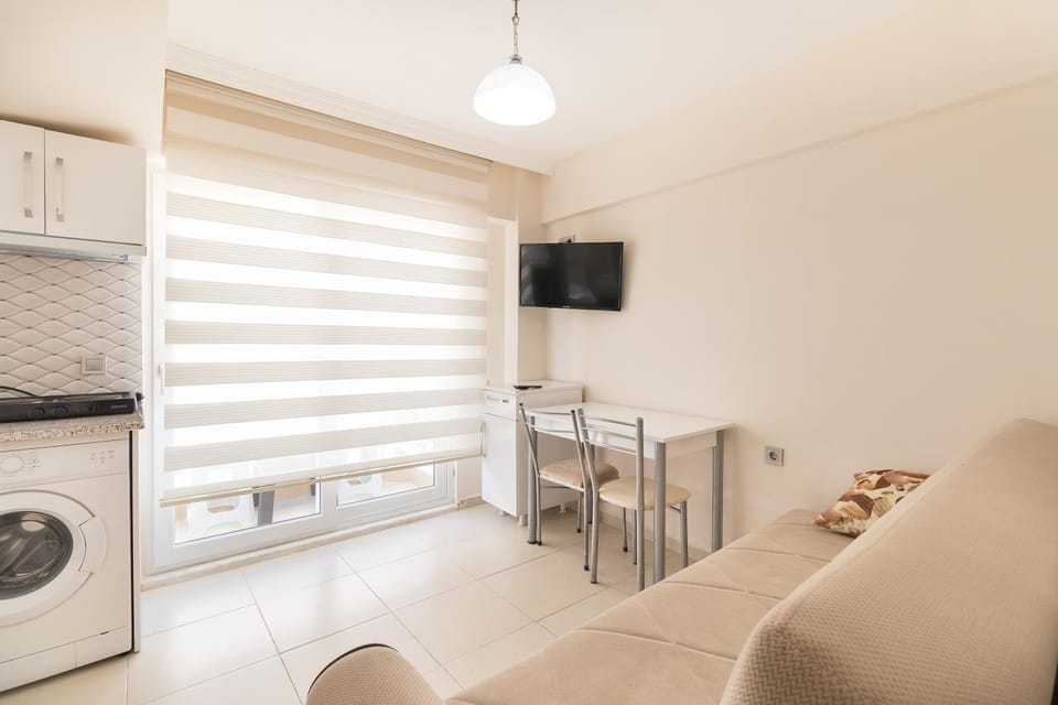 TV and multimedia, Kitchen or kitchenette, Living room, Seating area, Dining area, stove