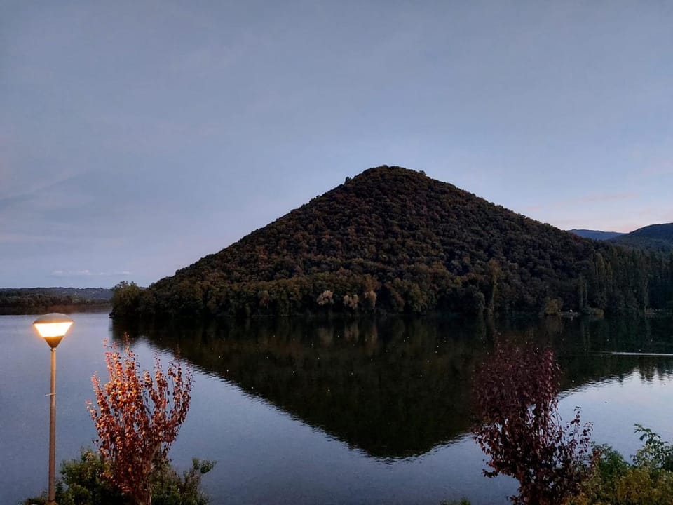 Le finestre sul lago Apartment in Umbria