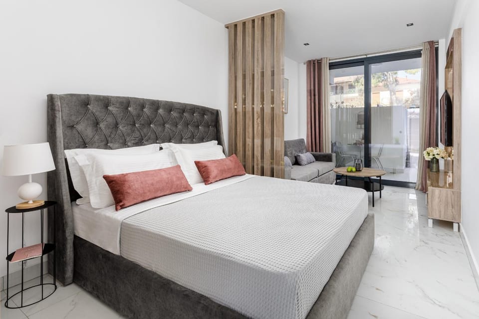 Bed, Seating area