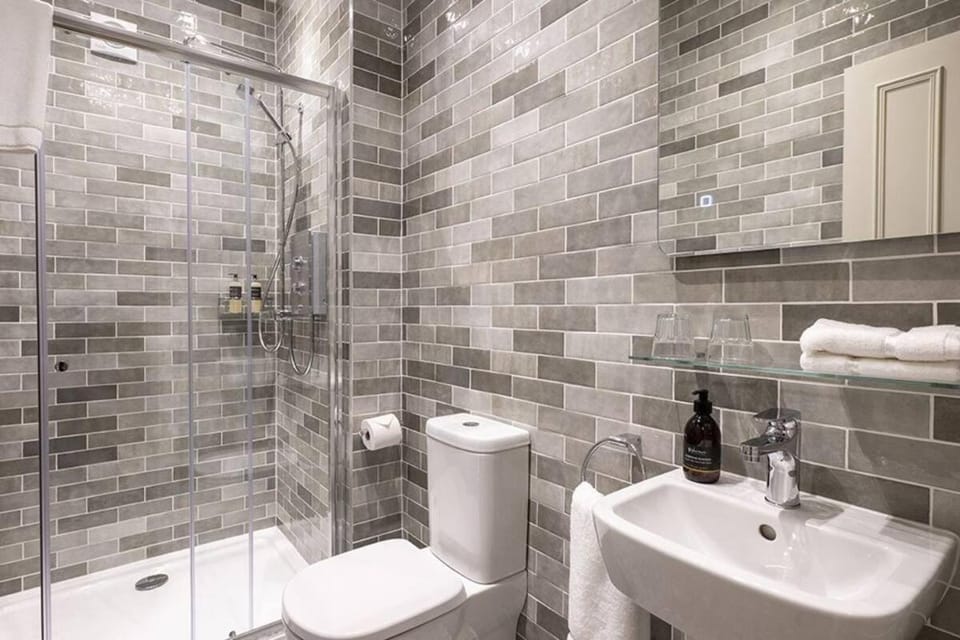 Shower, Toilet, Bathroom, towels