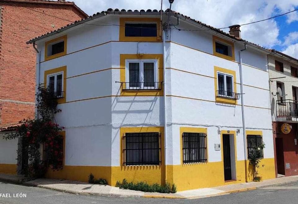 La casa amarilla Candeleda House in Candeleda