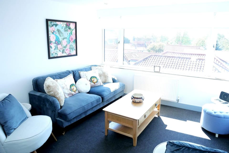 Sunset View, 2 bedrooms in the heart of Holt with parking Apartment in Holt