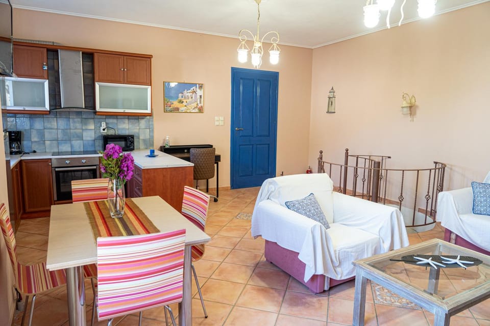 Kitchen or kitchenette, Dining area, stove