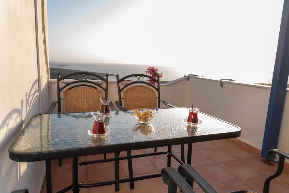 View (from property/room), Balcony/Terrace, Dining area