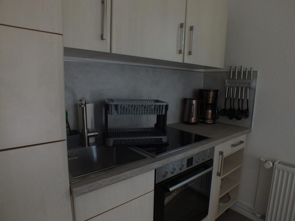 Coffee/tea facilities, Kitchen or kitchenette, stove