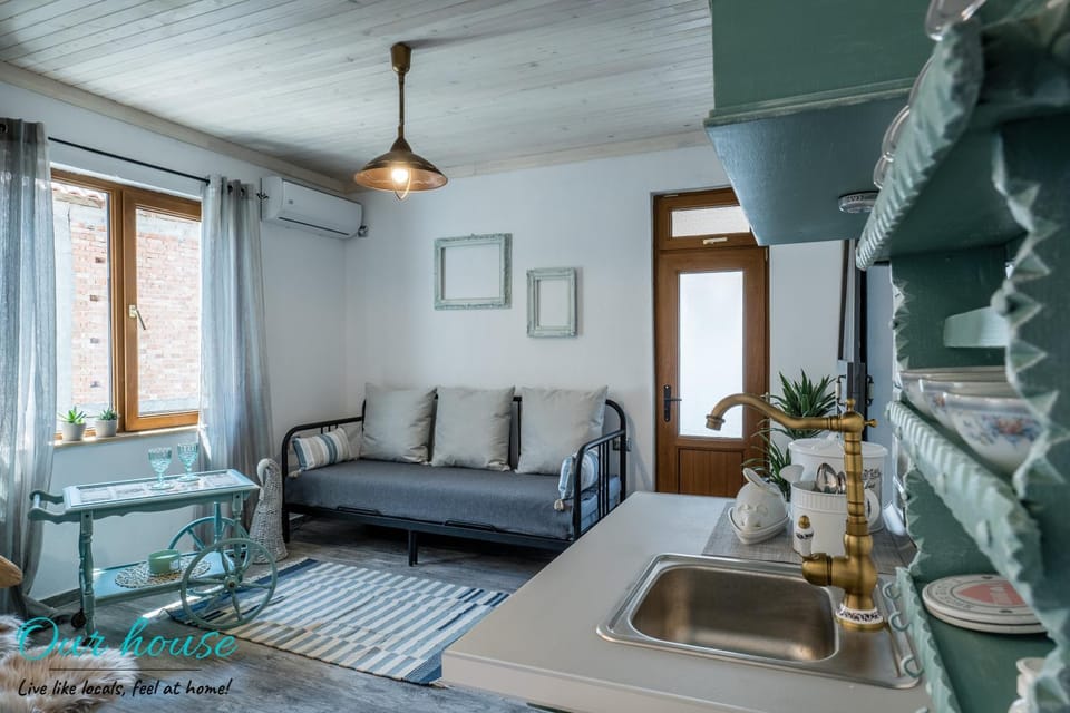 Kitchen or kitchenette, Living room