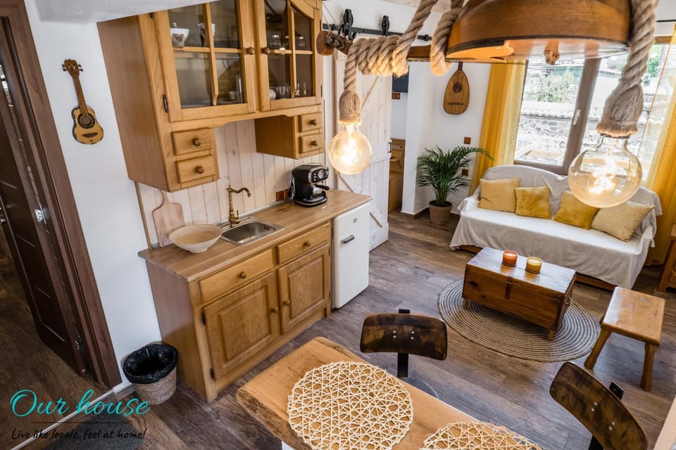 Kitchen or kitchenette, Living room