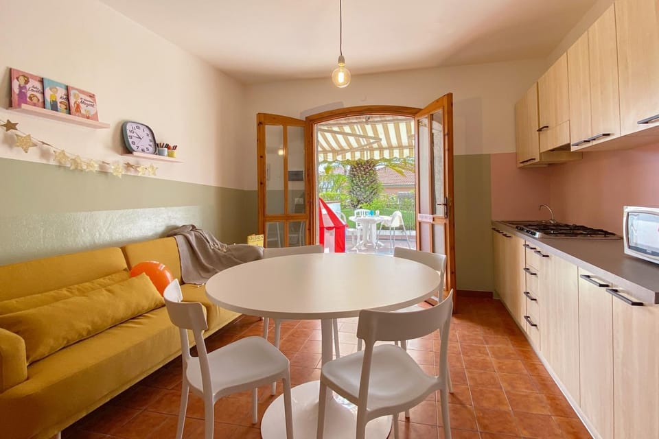 Kitchen or kitchenette, Living room, Dining area