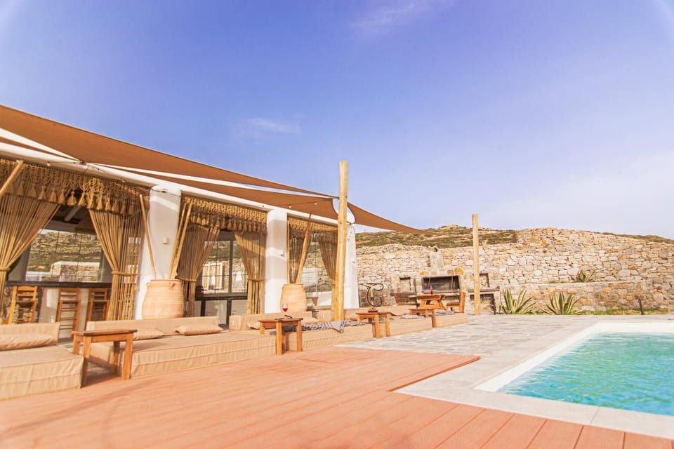 Property building, Patio, Day, Natural landscape, Mountain view, Pool view, Swimming pool, Swimming pool, sunbed