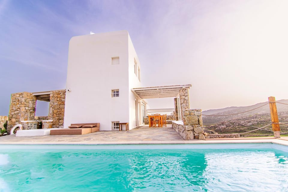 Property building, Patio, Day, Natural landscape, Mountain view, Pool view, Swimming pool, Swimming pool, sunbed