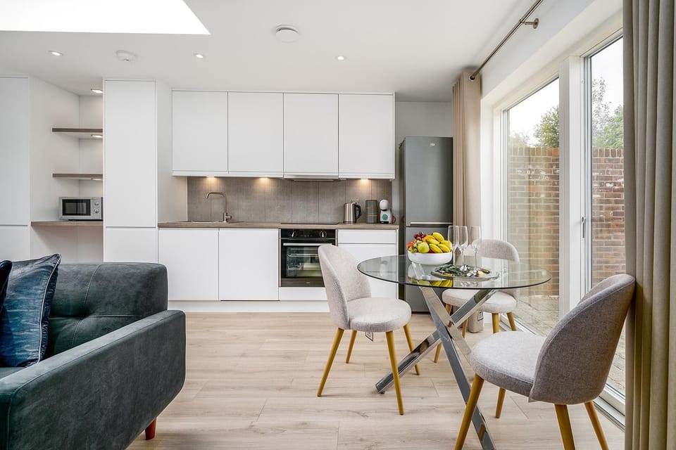 Kitchen or kitchenette, Dining area