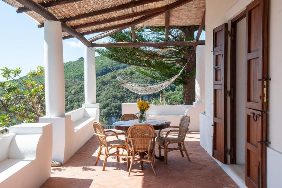 Property building, Patio, Balcony/Terrace, Dining area
