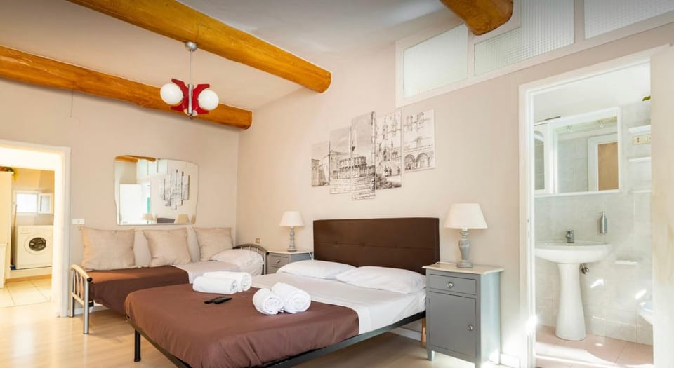 Bed, Photo of the whole room, towels