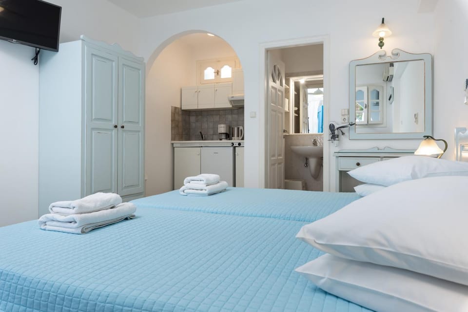 Bed, TV and multimedia, Kitchen or kitchenette, Photo of the whole room, Bedroom, towels, wardrobe