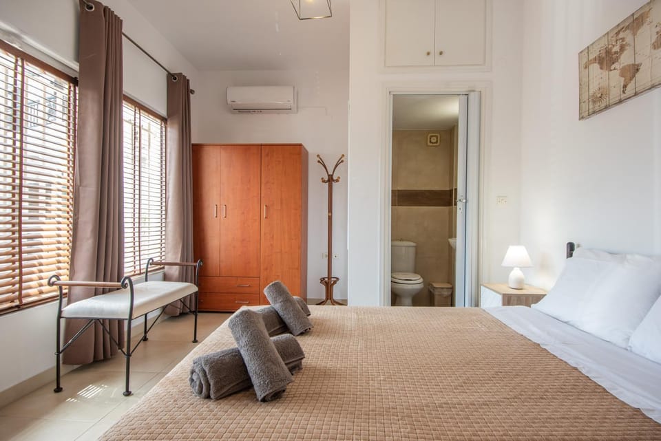Bed, Bathroom, Living room, Photo of the whole room, Seating area, Bedroom, internet, towels, wardrobe, air conditioner