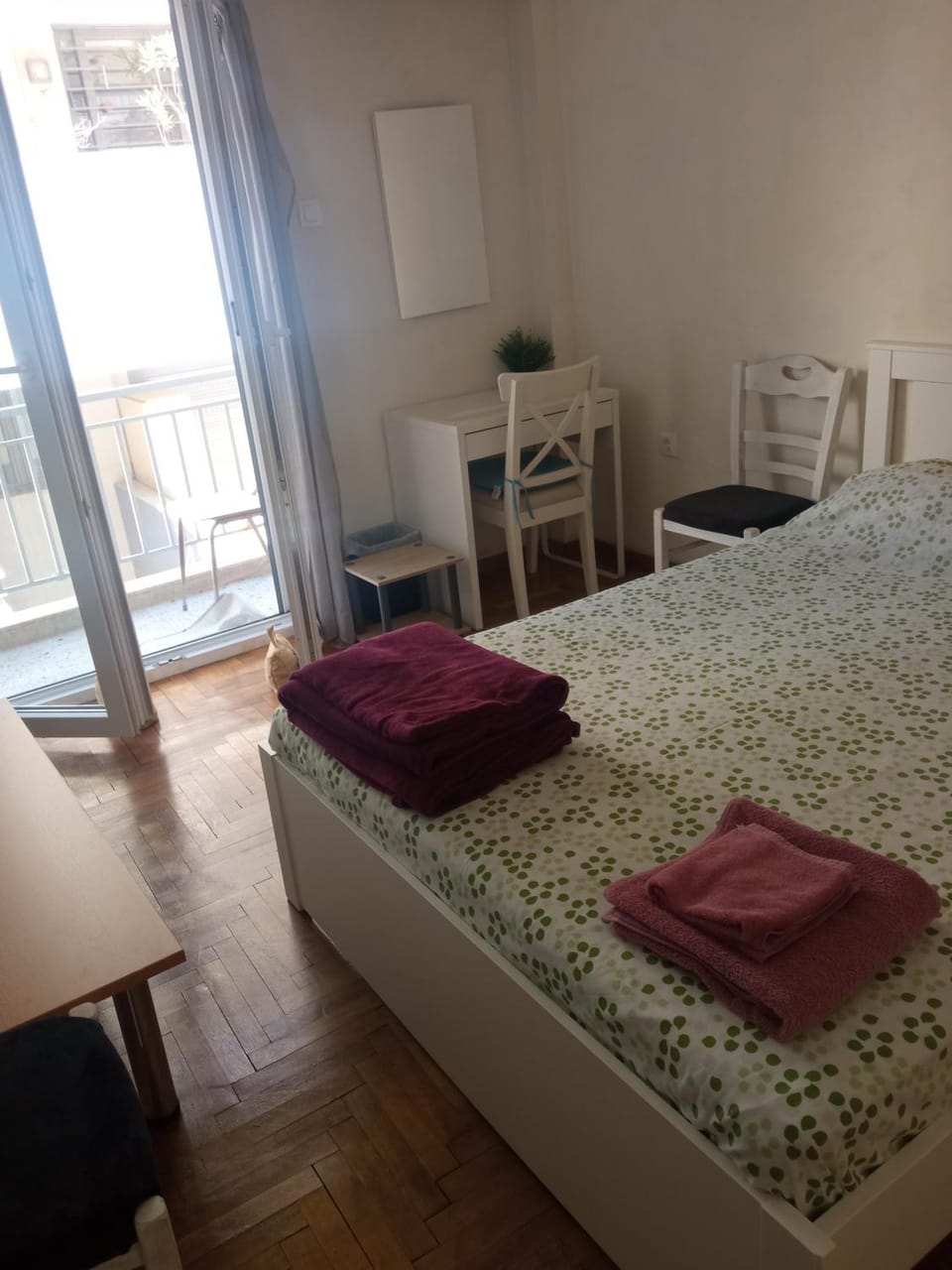 Photo of the whole room, Bedroom