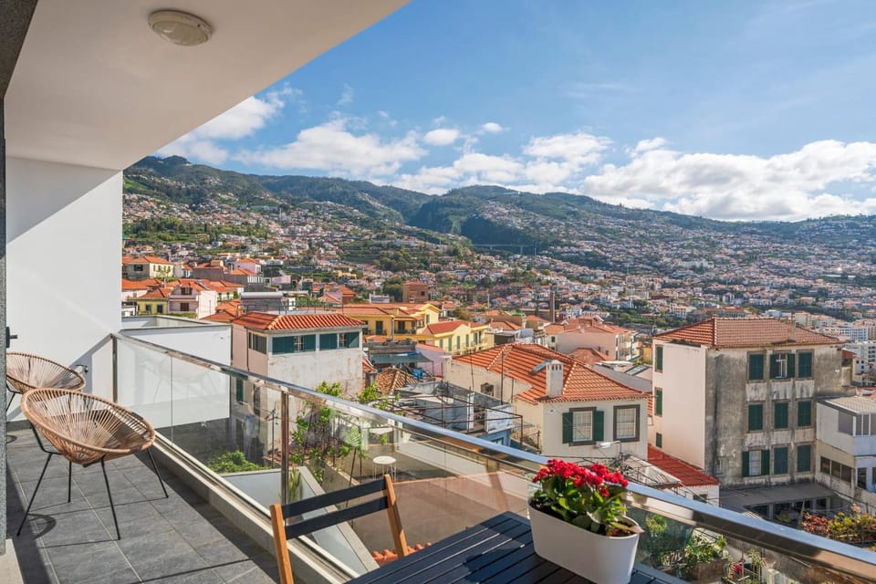 Balcony/Terrace, City view, Mountain view