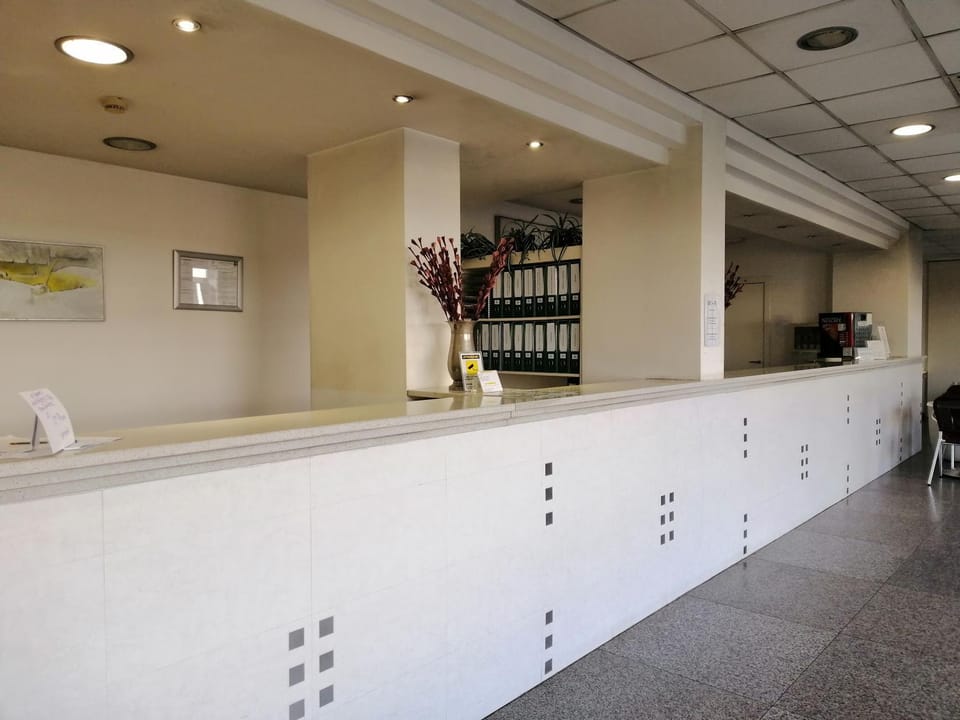 Restaurant/places to eat, Communal lounge/ TV room, Lobby or reception