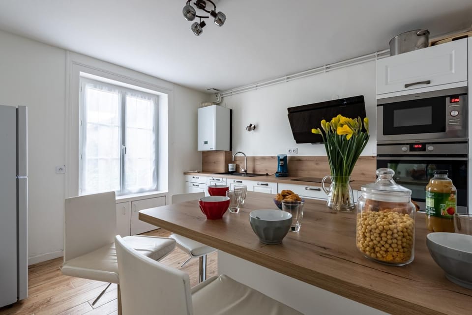 Kitchen or kitchenette, Dining area