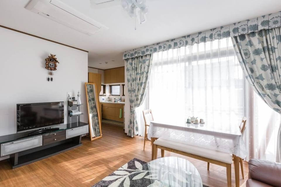 TV and multimedia, Living room, Seating area, Dining area