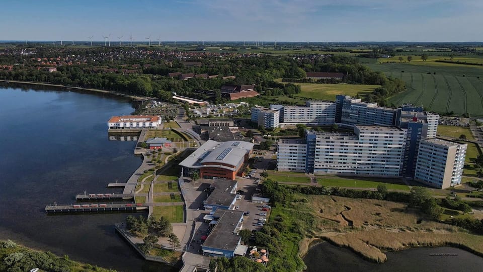 Property building, Neighbourhood, Natural landscape, Bird's eye view, Lake view
