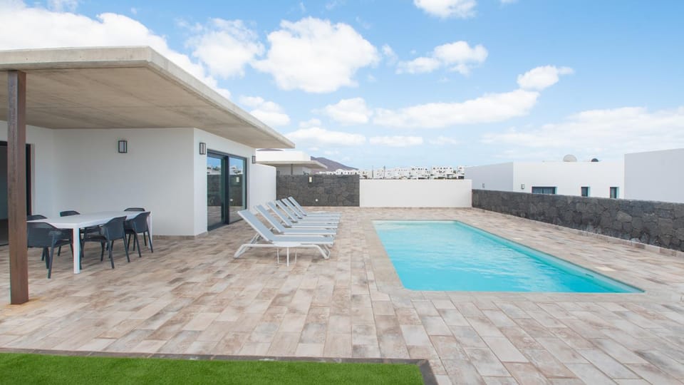 Shower, Property building, Off site, Natural landscape, BBQ facilities, Garden, Solarium, Table tennis, View (from property/room), Pool view, Swimming pool, Swimming pool, sunbed, towels, air conditioner