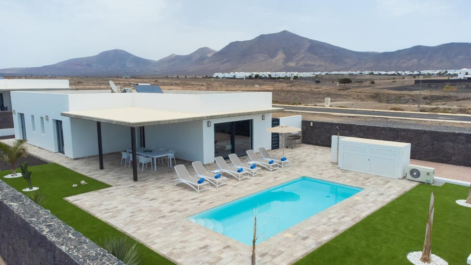 Property building, Nearby landmark, Natural landscape, BBQ facilities, Garden, Garden, Solarium, Table tennis, Beach, Pool view, Swimming pool, Parking, safe, sunbed, towels, air conditioner