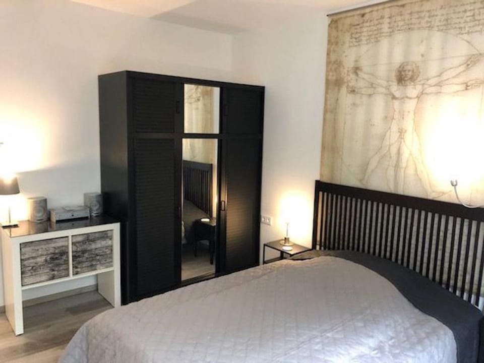 Bed, Photo of the whole room, wardrobe