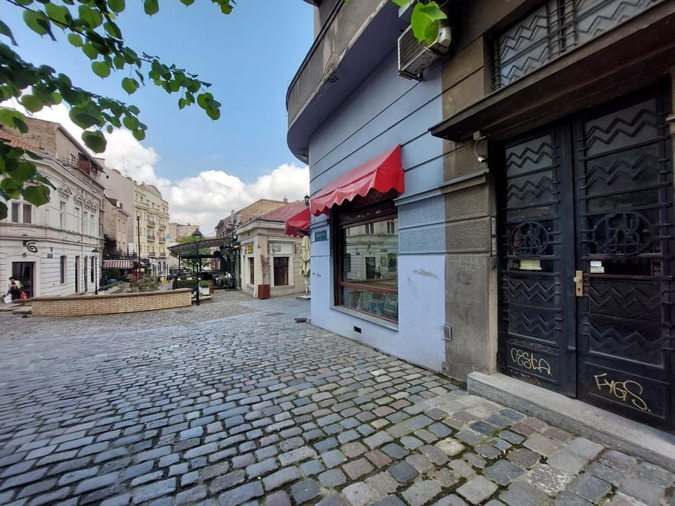 Property building, Facade/entrance, Day, Neighbourhood, City view, Street view