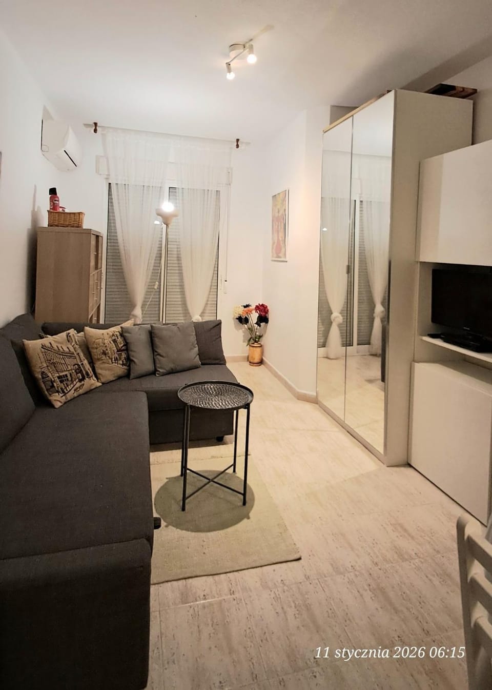 TV and multimedia, Living room, Seating area, Evening entertainment