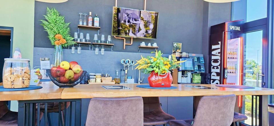 Kitchen or kitchenette, Food and drinks, Food, Drinks