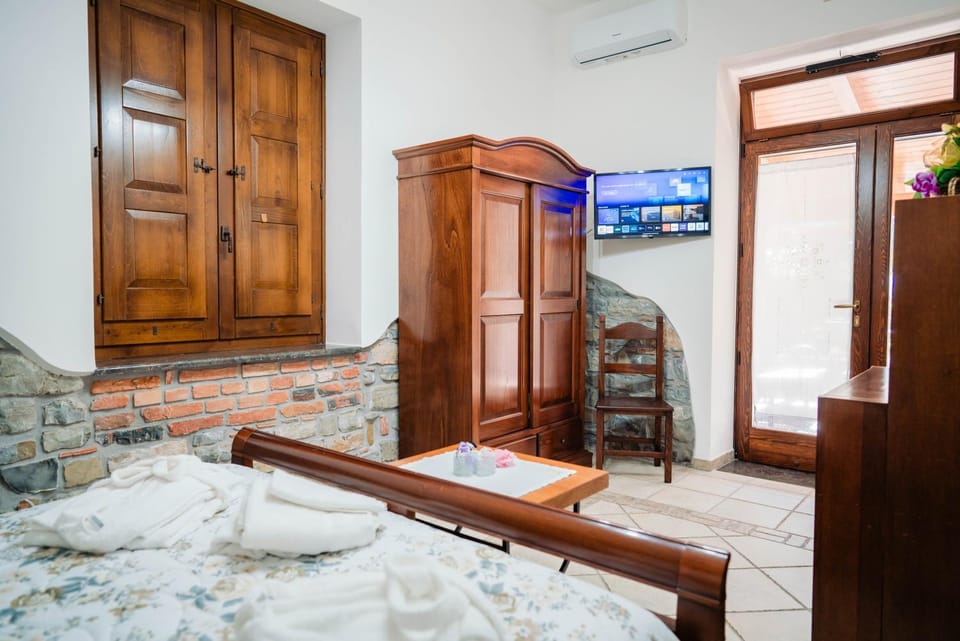Bed, Bedroom, wardrobe, air conditioner