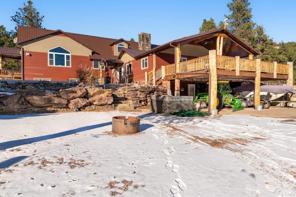 Whitegate Lodge House in Black Hills