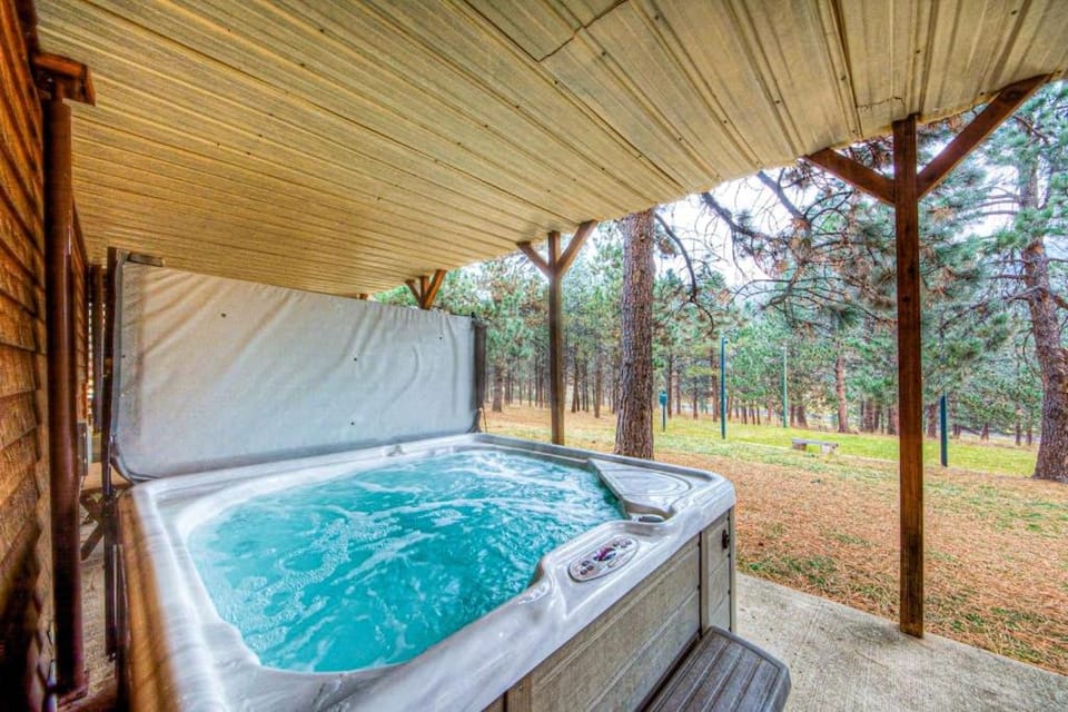 Crooked Canyon Lodge House in Black Hills