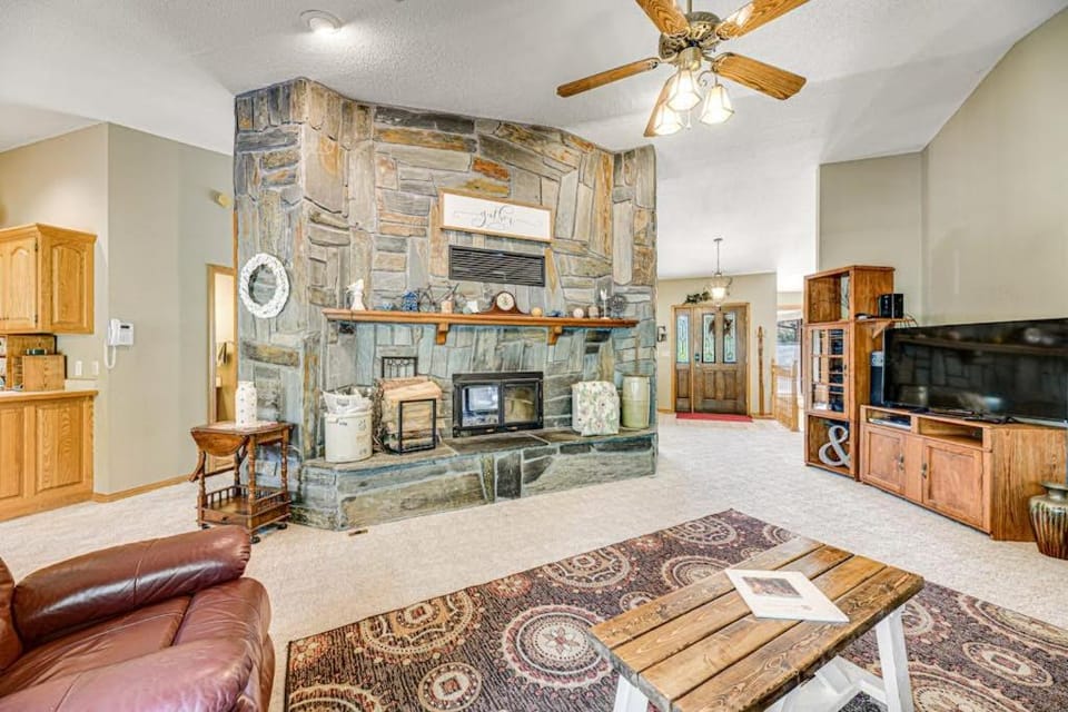 Crooked Canyon Lodge House in Black Hills