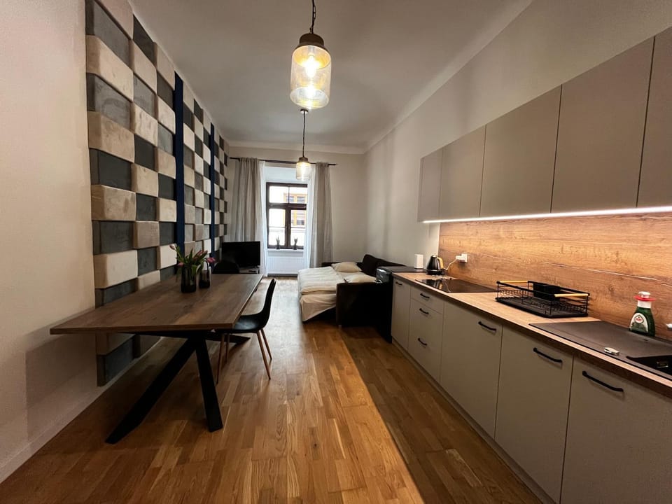 Kitchen or kitchenette, Dining area