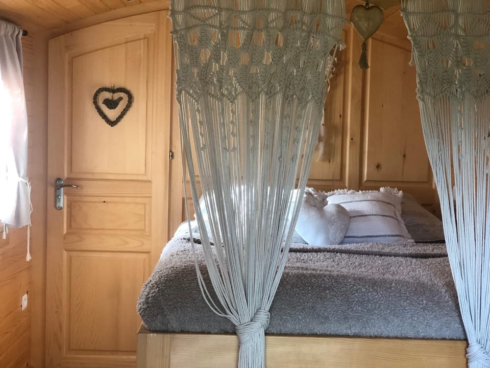 Roulotte La Chouette des Granges Country House in Nouvelle-Aquitaine