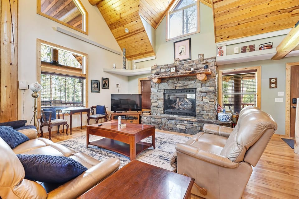 Boulder Ridge Lodge House in Pennington County