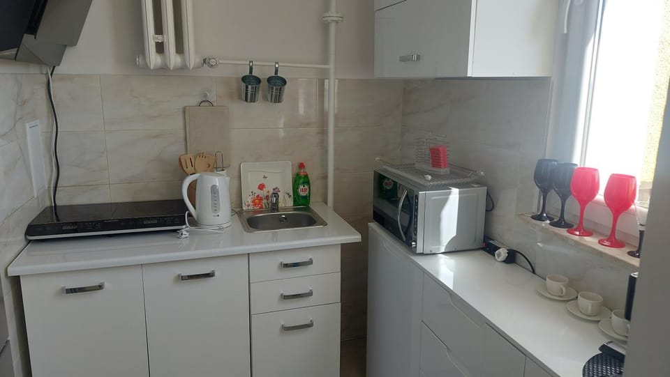 minibar, stove