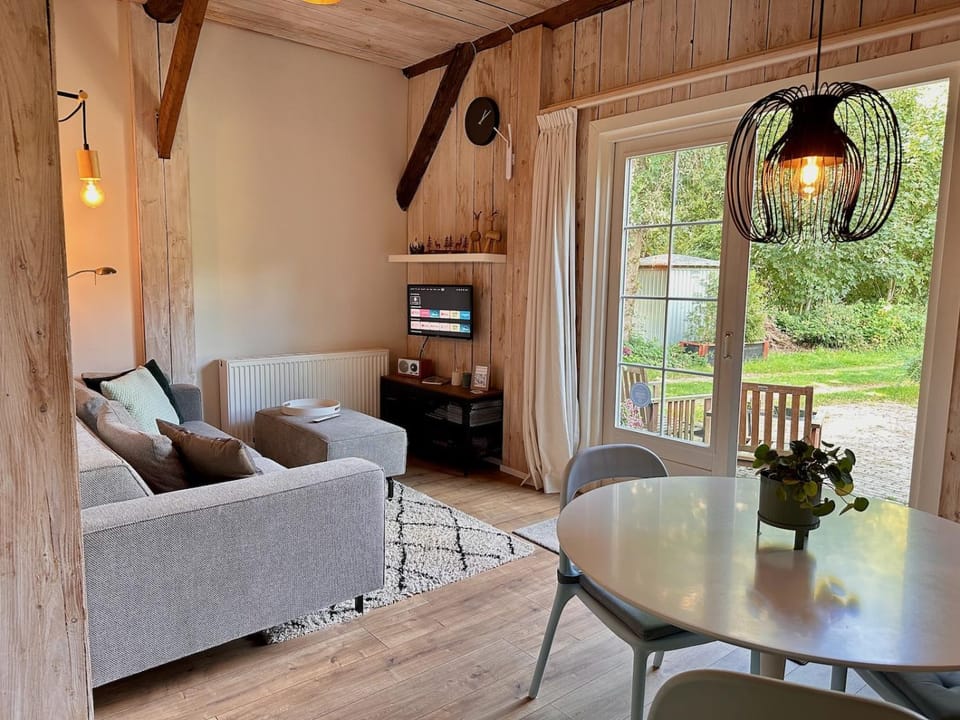 Patio, TV and multimedia, View (from property/room), View (from property/room), Living room, Seating area, Dining area, Evening entertainment, Garden view, Garden view, Quiet street view