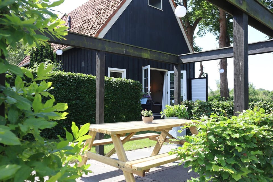 Property building, Patio, Facade/entrance, Spring, Day, Garden, Dining area, Garden view