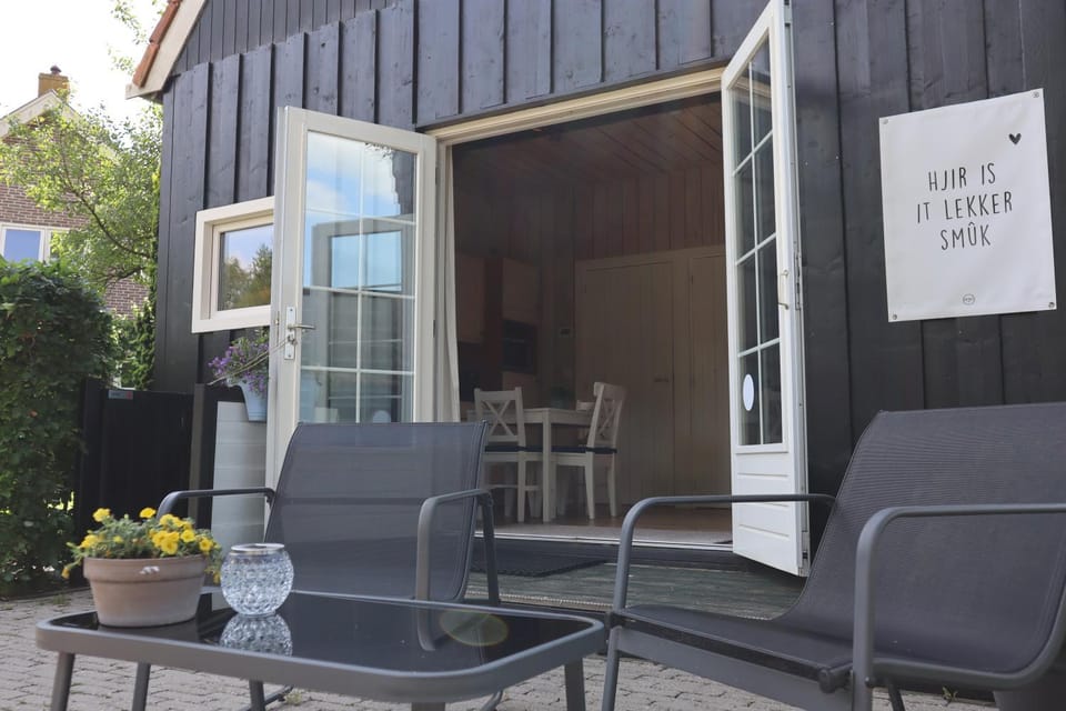 Patio, Facade/entrance, Day, Seating area